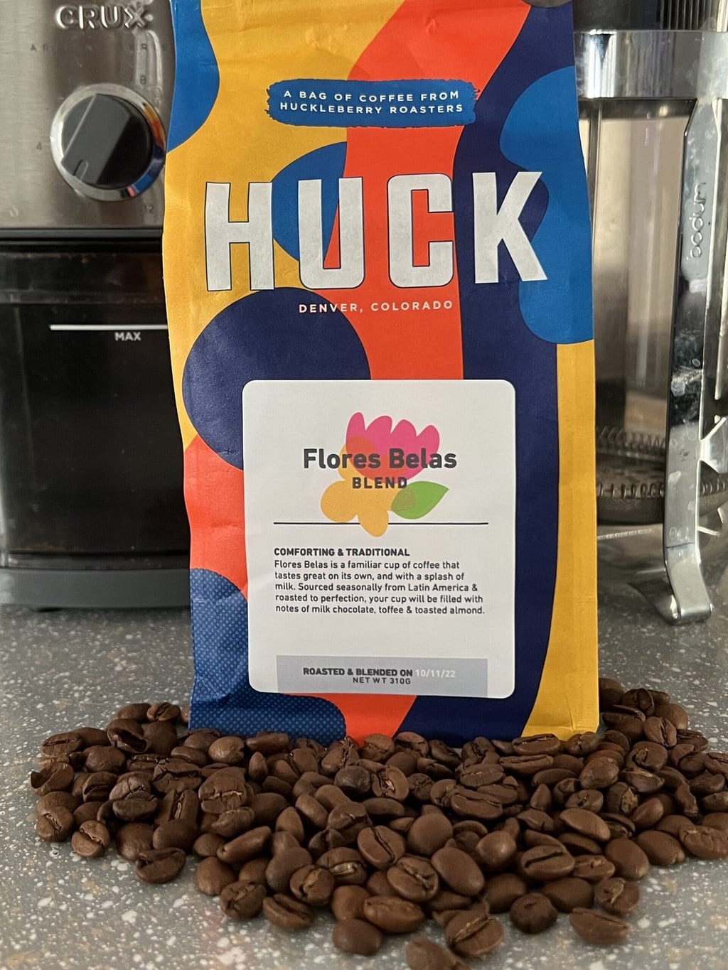 咖啡豆散落在一包Huck咖啡