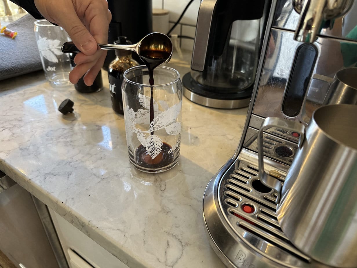 JotUltra咖啡从勺子倒入杯子