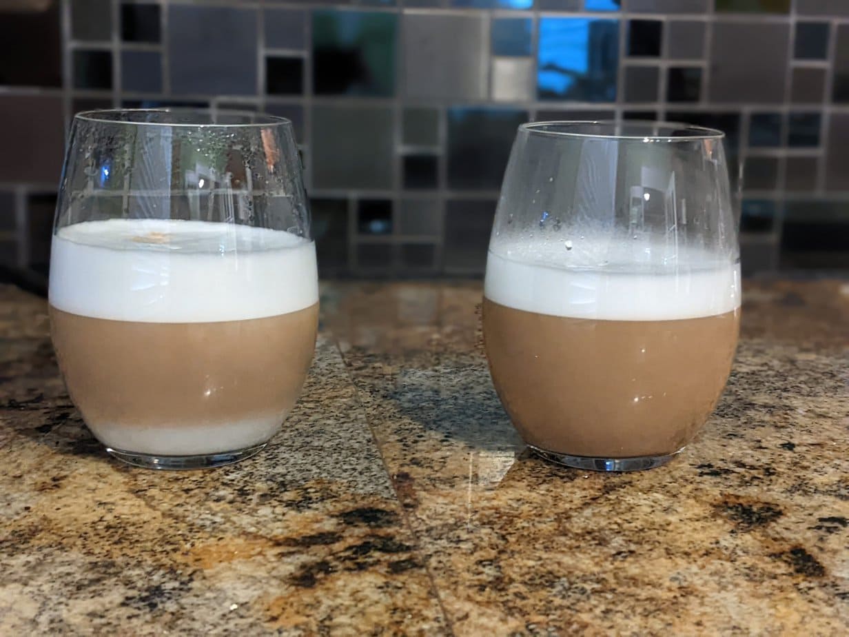 两杯咖啡加奶泡