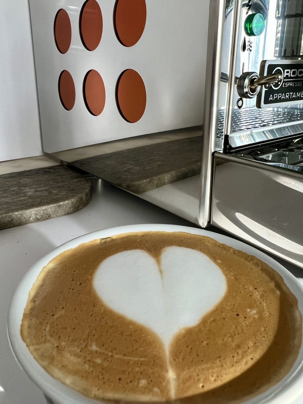 一杯咖啡心泡沫后台Rocket EspressoAppatamento咖啡机