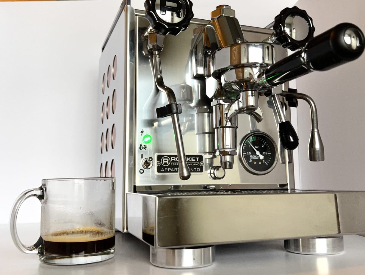 一杯咖啡在Rocket EspressoApptaramento咖啡机边