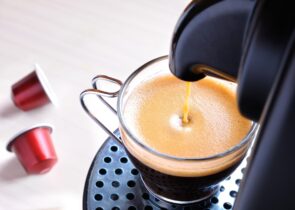 espresso机顶端视图和咖啡